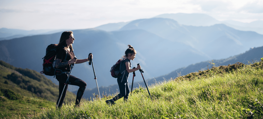 Frau und Kind wandern
