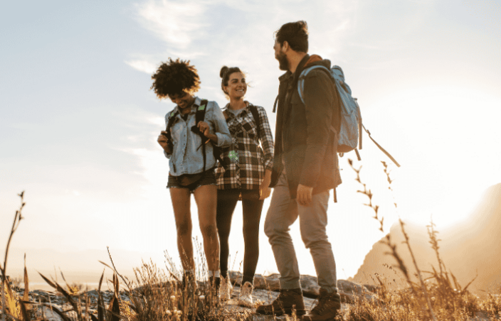 Drei Freunde beim Wandern in der Natur