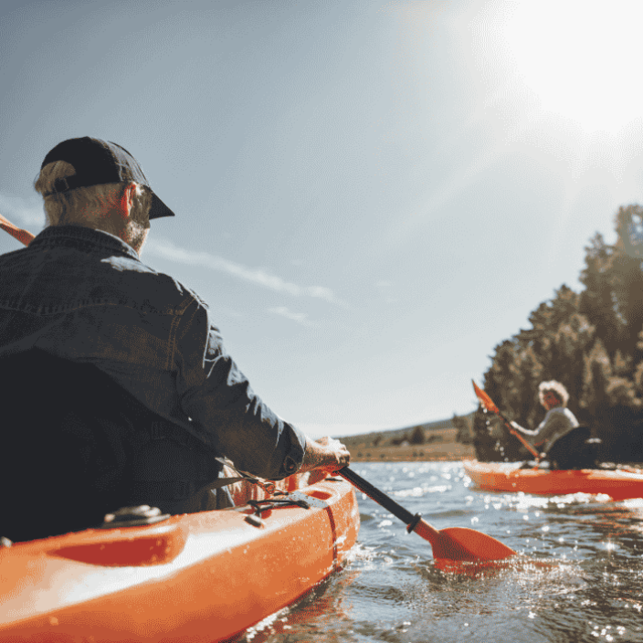 Mann und Frau im Kajak im blauen Wasser